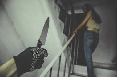 Merdivenlerde genç bir kızı takip eden bıçaklı bilinmeyen bir suçlu. Odaya giriyor, hırsızlık yapıyor ya da gangsterlere tecavüz ediyordu.