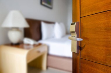 Otel odası, apartman dairesi ya da yatak odası önü açık kapısı olan daire kapısı, uzay resmini ya da metni kopyala