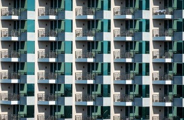 Modern binadaki otel odasının balkonları. Sanat