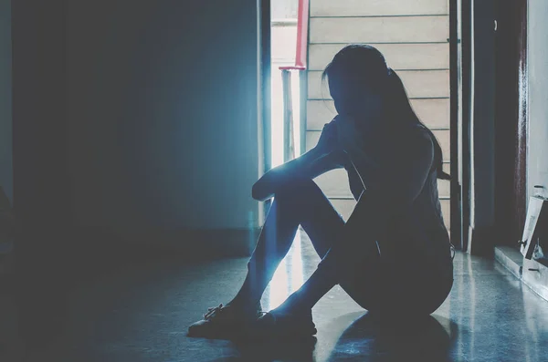 Karanlıkta tek başına oturan üzgün ve ciddi kadınların silueti dizlerine sarılıp eski dairelerine, aile içi şiddete, strese, şiddete depresyona ve intihara karşı dururlar.