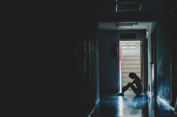 Silhouette Lány Egyedül Sötétben Szomorú Komoly Nők Ölelés Térde Egyedül — Stock Fotó