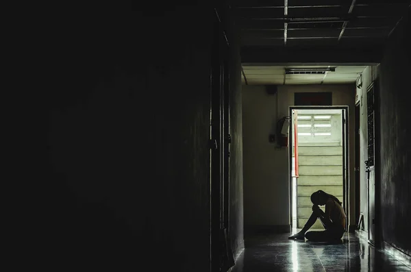 Silhouette Lány Egyedül Sötétben Szomorú Komoly Nők Ölelés Térde Egyedül — Stock Fotó