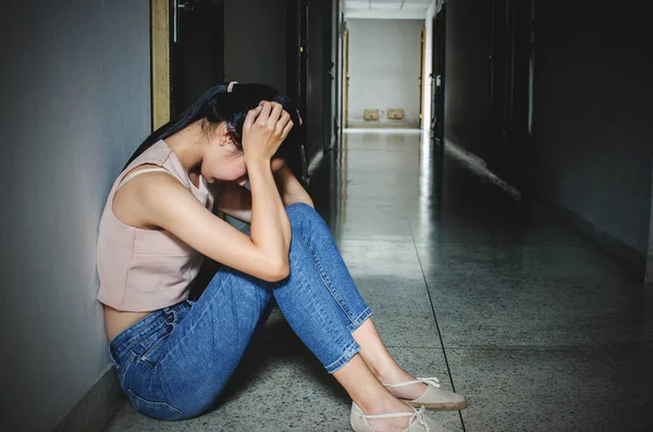 Depressão Jovem Adolescente Ter Abusado Problema Sentir Sofrimento Sentado Sozinho — Fotografia de Stock