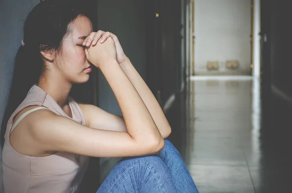 Deprese Mladá Dívka Teenager Zneužitým Problémem Pocit Utrpení Sedí Sám — Stock fotografie