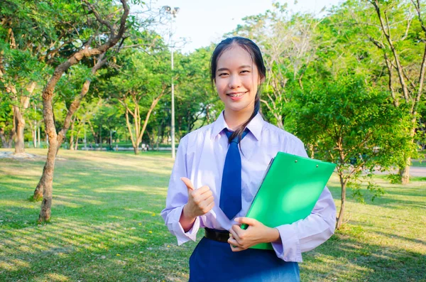 Portrait Thai Lycéen Uniforme Adolescent Belle Fille Heureuse Relaxante Tient — Photo