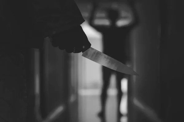 Bliska Ręka Nożem Podążającym Młodym Przerażonym Człowiekiem Bandyta Trzyma Nóż — Zdjęcie stockowe