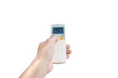 Uzaktan kumandayı tutan el, uzaktan kumandanın tuşuna basan parmak, beyaz arkaplanda izole edilmiş, kırpma yolu