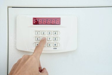 Otel odasındaki ya da evdeki güvenli para kutusuna, güvenlik kutusuna ya da modern elektronik dolaba el koyarak..