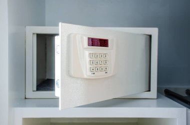Oteldeki gardıropta saklı bir kasayı aç. Güvenlik kutusu veya evdeki modern elektronik dolap..