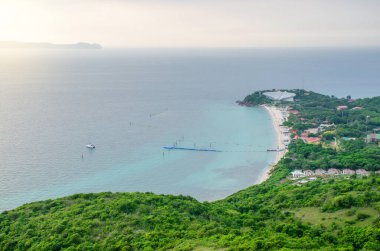 Koh Larn adasının en iyi manzarası huzurlu ve popüler bir turizm beldesi. Tayland 'ın güzel manzarası, deniz ve tekneler kristal berrak su üzerinde kayıklar. Pattaya şehri, Tayland.