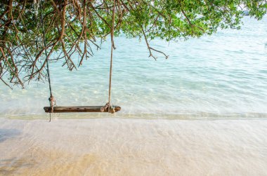 Koh Larn Adası, Pattaya, Tayland 'ın beyaz kumsalında saldır.
