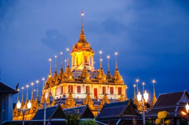 Şehir manzarası Wat Ratchanatdaram Tapınağı güzel altın kale ya da pagoda Bangkok, Tayland gün batımında.