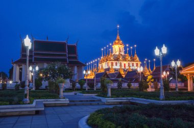 Şehir manzarası Wat Ratchanatdaram Tapınağı güzel altın kale ya da pagoda Bangkok, Tayland gün batımında.
