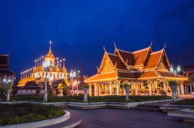 Şehir manzarası Wat Ratchanatdaram Tapınağı güzel altın kale ya da pagoda Bangkok, Tayland gün batımında.