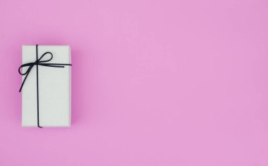 Pembe pastel arka planda klasik hediye kutusu. Düz yatıyordu. Boşluğu kopyala