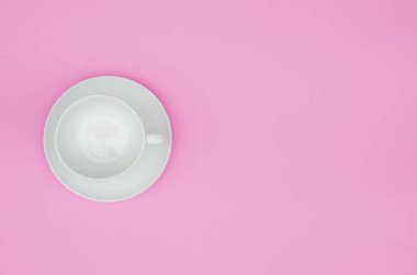 Pembe pastel arka planda beyaz kahve fincanı boş. Boşluğu kopyala
