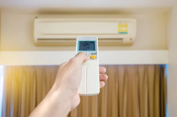Klimaanlage Zimmer Männerhand Mit Fernbedienung Geöffnet Die Klimaanlage Seinem Schlafzimmer — Stockfoto