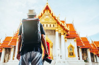 Asya 'lı turist, Asya' lı gezgin. Bangkok, Tayland 'da Wat Benchamabophit Dusitvanaram' da kamera tutuyor.