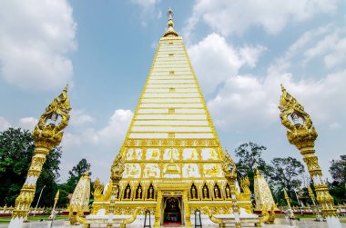 4 kenarlı şekil pagoda: Tayland 'ın Ubon Ratchathani ilindeki Phrathat Nong Bua' da beyaz ve altın pagoda mimari manzarası
