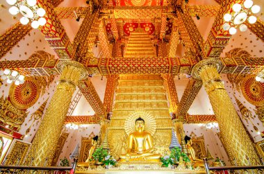 UBON RATCHATHANI, THAILAND - 28 Şubat 2019 Phrathat Nong Bua 'nın İçi. Hindistan 'ın Mahabodhi Tapınağı' ndan modellenen pagoda..