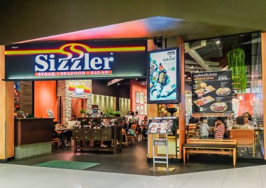 Bangkok, Tayland - 20 Mart 2019 Sizzler Restoranı 'ndaki insanlar. Sizzler Tayland 'da ünlü bir restorandır.