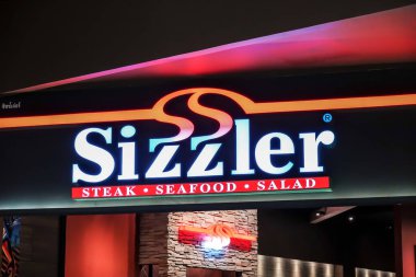 Bangkok, Tayland - 20 Mart 2019 Sizzler Restoranı 'ndaki insanlar. Sizzler Tayland 'da ünlü bir restorandır.