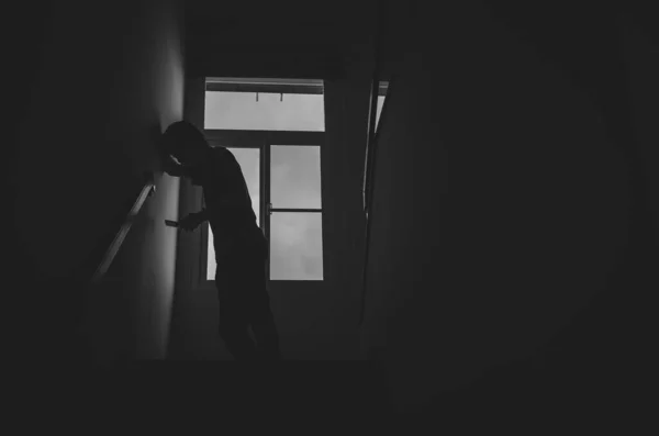 Samotna Sylwetka Mężczyzny Stojąca Pomocą Telefonu Oknie Zamkniętym Ciemnym Domu — Zdjęcie stockowe