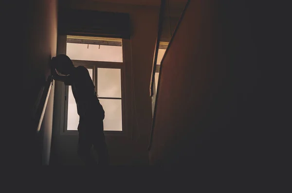 Samotna Sylwetka Mężczyzny Stojąca Oknie Zamkniętym Ciemnym Domu Człowiek Stoi — Zdjęcie stockowe