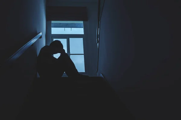 Silhueta Jovem Triste Sentado Nas Escadas Escuro Depressão Ansiedade Conceito — Fotografia de Stock