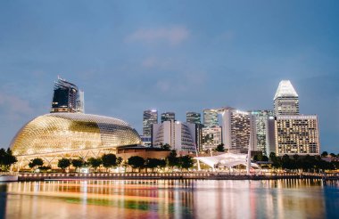 SINGAPORE - NOV 22, 2018: Esplanade tiyatrosu ile şehir silüeti ve Singapur nehir seti ile Singapur, Singapur 'da gece vakti köprü