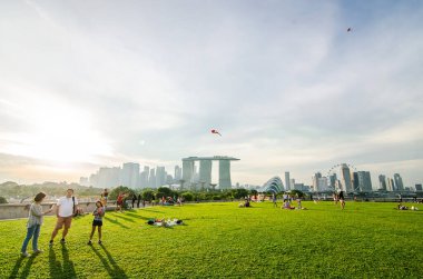 ŞARKI - 25 Kasım 2018: akşamları Marina Barrage 'ın çatı katının üst görüntüsü. Marina Barrage, piknik ve uçurtma uçurtmalarında özellikle popüler olduğunu kanıtlayan bir eğlence mekanıdır..