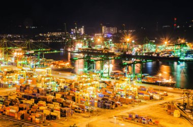 Singapur. 26 Kasım 2018: Yüzlerce gemi ithalat ve ihracat malları yüklerken ve limandaki binlerce konteynırın bulunduğu Asya 'nın en işlek kargo limanının güzel hava manzarası