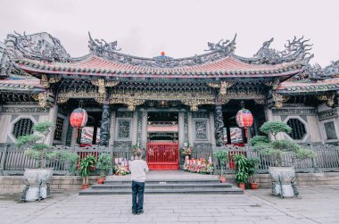 TAIPEI, TAIWAN - 14 Mayıs 2019, Tayvan Taipei 'deki Longshan Budist Tapınağı' nda 1738 yılına dayanan tarihi bir tapınak..