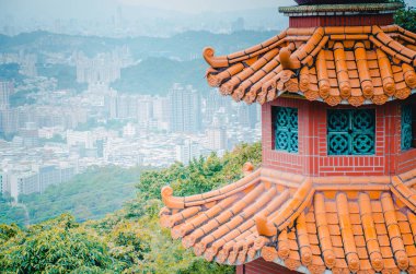 Taipei yakınlarındaki Maokong dağının arkasındaki Zhang Shan Tapınağı. Geleneksel Çin tapınağı.