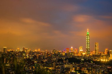 TAIPEI, TAIWAN - 16 Mayıs 2019: 101 kulesi olan Taipei şehri gecesi, Tayvan 'ın Taipei şehrinde bir gökdelendir. Bina, 2004 yılından 2010 yılına kadar resmi olarak dünyanın en yüksek binası olarak sınıflandırıldı..