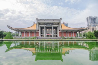 Taipei, Tayvan - 17 Mayıs 2019: Nehir kenarındaki Sun Yat-Sen Anıt Salonu 'nun gün batımı manzarası ve Taipei' nin pürüzsüz su üzerindeki güzel yansımaları