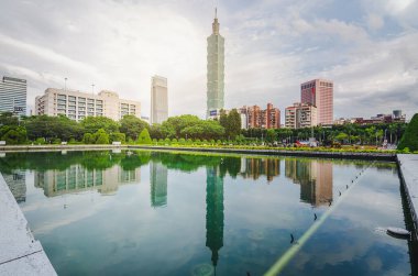 Taipei, Tayvan - 17 Mayıs 2019: Taipei şehrinin nehir kenarı manzarası, gökdelenler ve Taipei 101 Kulesi 'nin pürüzsüz su üzerindeki güzel yansımaları.