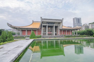 Taipei, Tayvan - 17 Mayıs 2019: Nehir kenarındaki Sun Yat-Sen Anıt Salonu 'nun gün batımı manzarası ve Taipei' nin pürüzsüz su üzerindeki güzel yansımaları