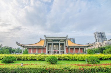 Taipei, Tayvan - 17 Mayıs 2019: Sunset Yat-Sen Memorial Hall, nehir kenarında ve birçok turist merdivenlerde, Taipei 'nin simgeleri
