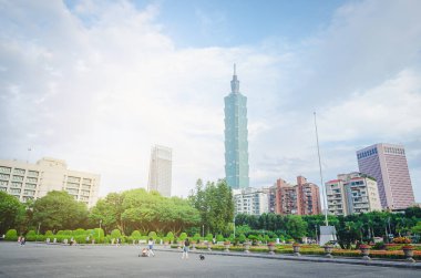 Taipei, Tayvan - 17 Mayıs 2019: Tayvan, Tayvan 'da Xinyi Bölgesi' nde, Ulusal Sun Yat-sen Anıt Salonu ve Taipei 101 bahçeleri.