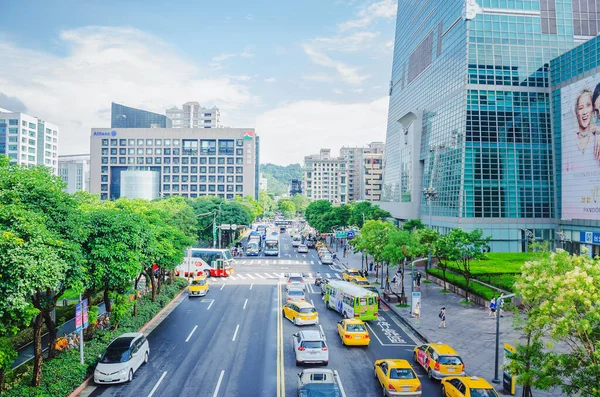 Taipei, Tayvan - 16 Mayıs 2019: Güneşli bir günde Xinyi Yolu 'nun muhteşem manzarası. Taipei 'nin gündüz trafiği. Manzaralı şehir manzarası. Tayvan Asya 'nın popüler bir turistik beldesidir..
