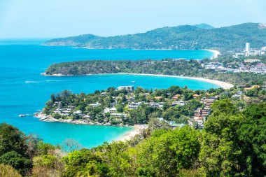 Phuket, Tayland 'daki Karon Sahili, Kata Sahili ve Kata Noi' ye bakın. Güzel bir turkuaz deniz ve mavi gökyüzü. Tatil tatili kavramı