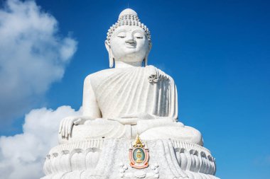 Phuket, Tayland, 14 Şubat 2020: Büyük Buda 'nın arka plandaki beyaz mermer heykeli mavi gökyüzü, Büyük Buda Phuket Adası' nda popüler bir turizm merkezidir.