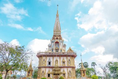 Wat Chaiyatharam 'daki Pagoda ya da Wat Chalong Tapınağı Phuket' in en büyük ve en saygı duyulan tapınağı olan Tayland 'daki en önemli tapınak..