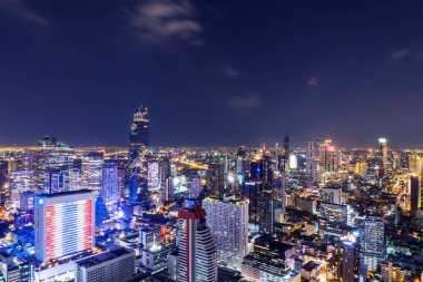 Bangkok 'un güzel panorama şehir manzarası gece vakti gökyüzü birçok otel, tapınak ve iş için yüksek bina Bangkok, Tayland' ın göbeğinde duruyor..