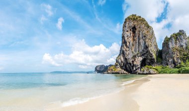 Tropikal tatiller - Tayland, Krabi 'de kireçtaşı kayalıklı Railay Plajı' nın göz kamaştırıcı manzarası