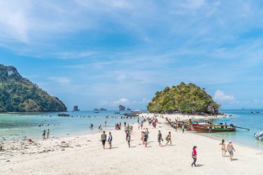 THALE WAEK, KRABI, THAILAND - 12 Şubat 2020: Turistler Thale Waek veya ayrılan denizdeki beyaz kum tepeciklerini ziyaret etmeye gelirler. Yengeç. Tayland 'ın ünlü turistik yerleri. Asya.