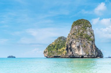 Tropikal tatiller - Tayland, Krabi 'de kireçtaşı kayalıklı Railay Plajı' nın göz kamaştırıcı manzarası