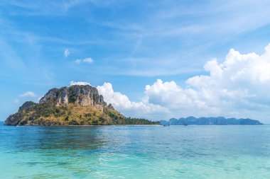Tropikal tatiller - Tayland, Krabi 'de kireçtaşı kayalıklı Railay Plajı' nın göz kamaştırıcı manzarası