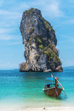 Geleneksel tahta kuyruklu Tayland teknesi ve Krabi 'deki Koh Poda adasındaki güzel kumsal. Ao Nang, Tayland, Krabi adası Tayland 'ın en popüler turistik yeridir.